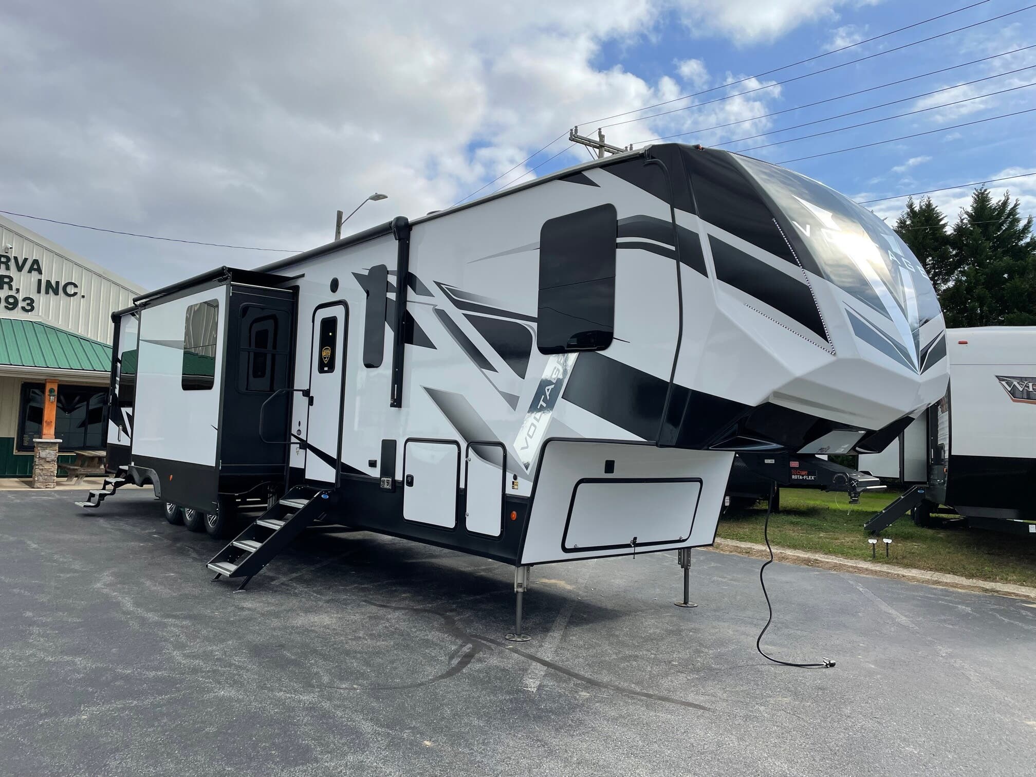 2022 Dutchmen Voltage 4225 RV for Sale in Milford, DE 19963 | M22039 ...