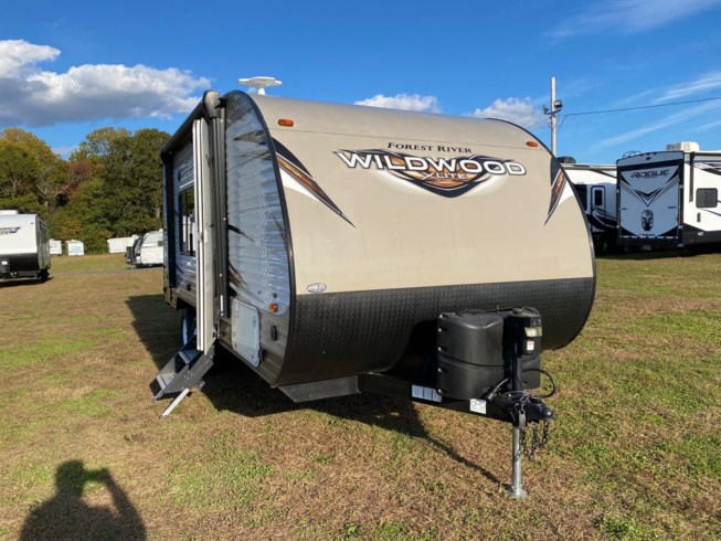 2018 Forest River Wildwood X-Lite 171RBXL - Used Travel Trailer For Sale by Delmarva RV Center in Milford, Delaware features Water Heater, Microwave, Refrigerator, Booth Dinette, Medicine Cabinet