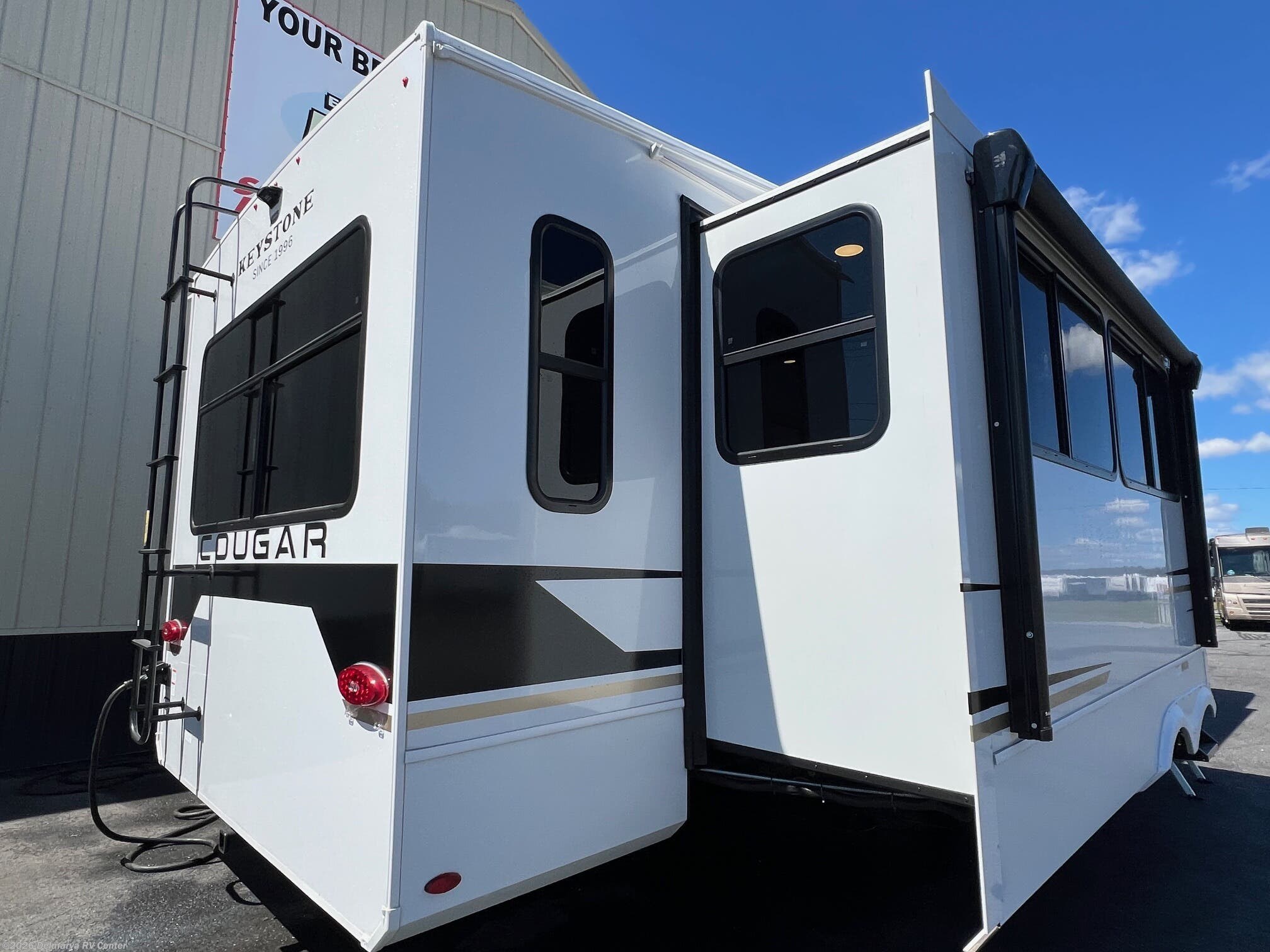 2026 Keystone Cougar Half-Ton 28RLI - New Fifth Wheel For Sale by Delmarva RV Center (Milford North) in Milford North, Delaware features Air Conditioning, Washer, Microwave, Medicine Cabinet, Fire Extinguisher