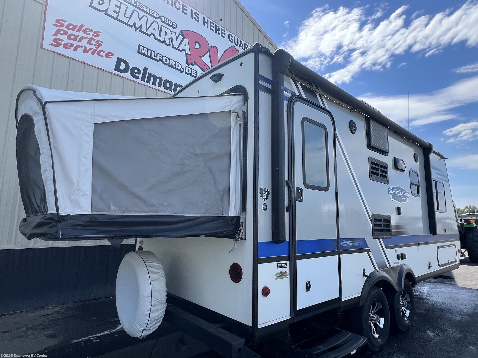 2018 Jayco Jay Feather 7 19XUD - Used Expandable Trailer For Sale by Delmarva RV Center in Milford, Delaware features Skylight, Roof Vent, Refrigerator, Exterior Speakers, Shower