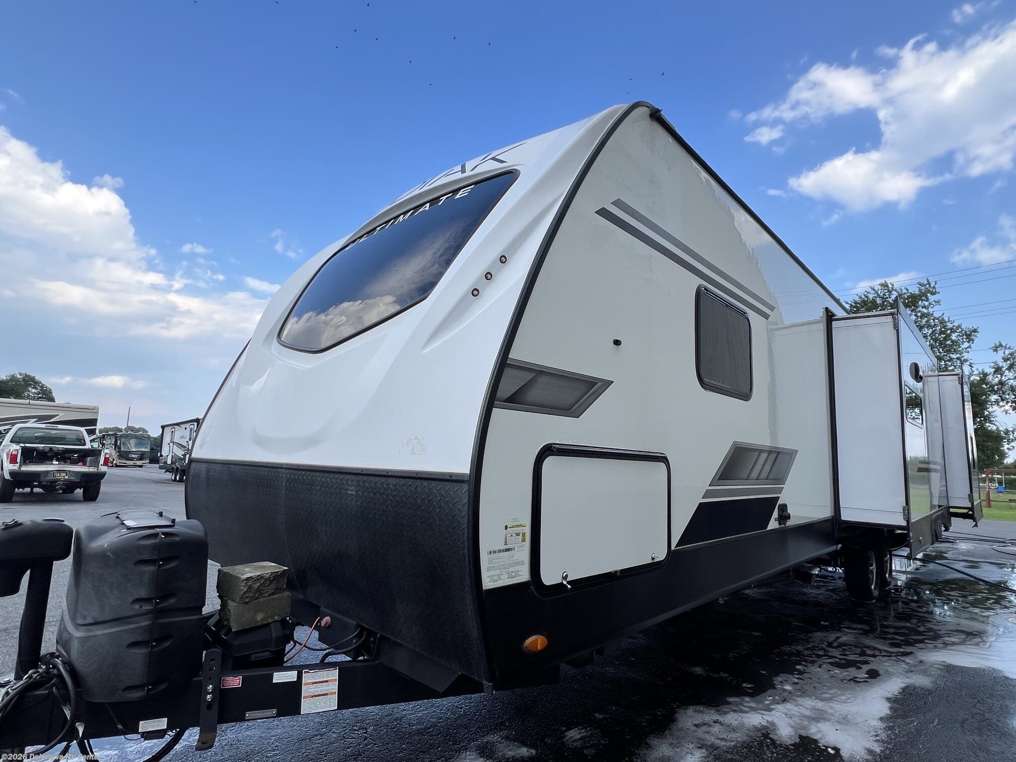 Used 2022 Dutchmen Kodiak Ultimate 3321BHSL available in Milford, Delaware