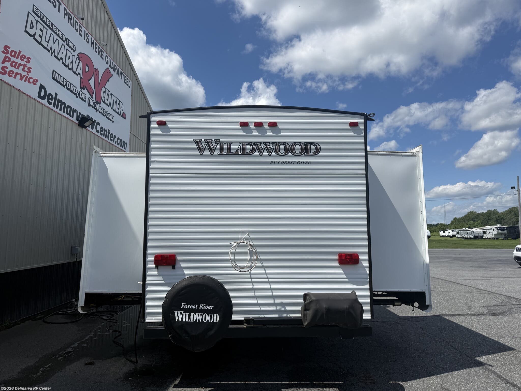 2015 Forest River Wildwood 31KQBTS - Used Travel Trailer For Sale by Delmarva RV Center in Milford, Delaware features Dinette, Hitch, Microwave, Refrigerator, TV Antenna