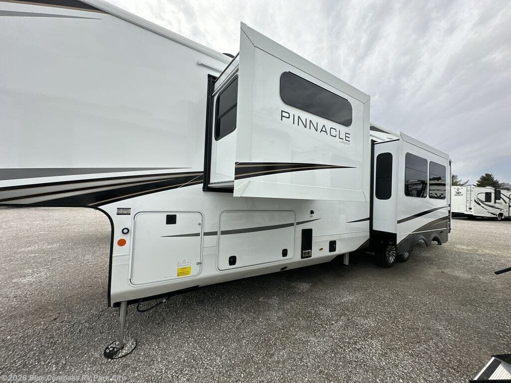 New 2025 Jayco Pinnacle 38FBRK available in Park City, Kansas