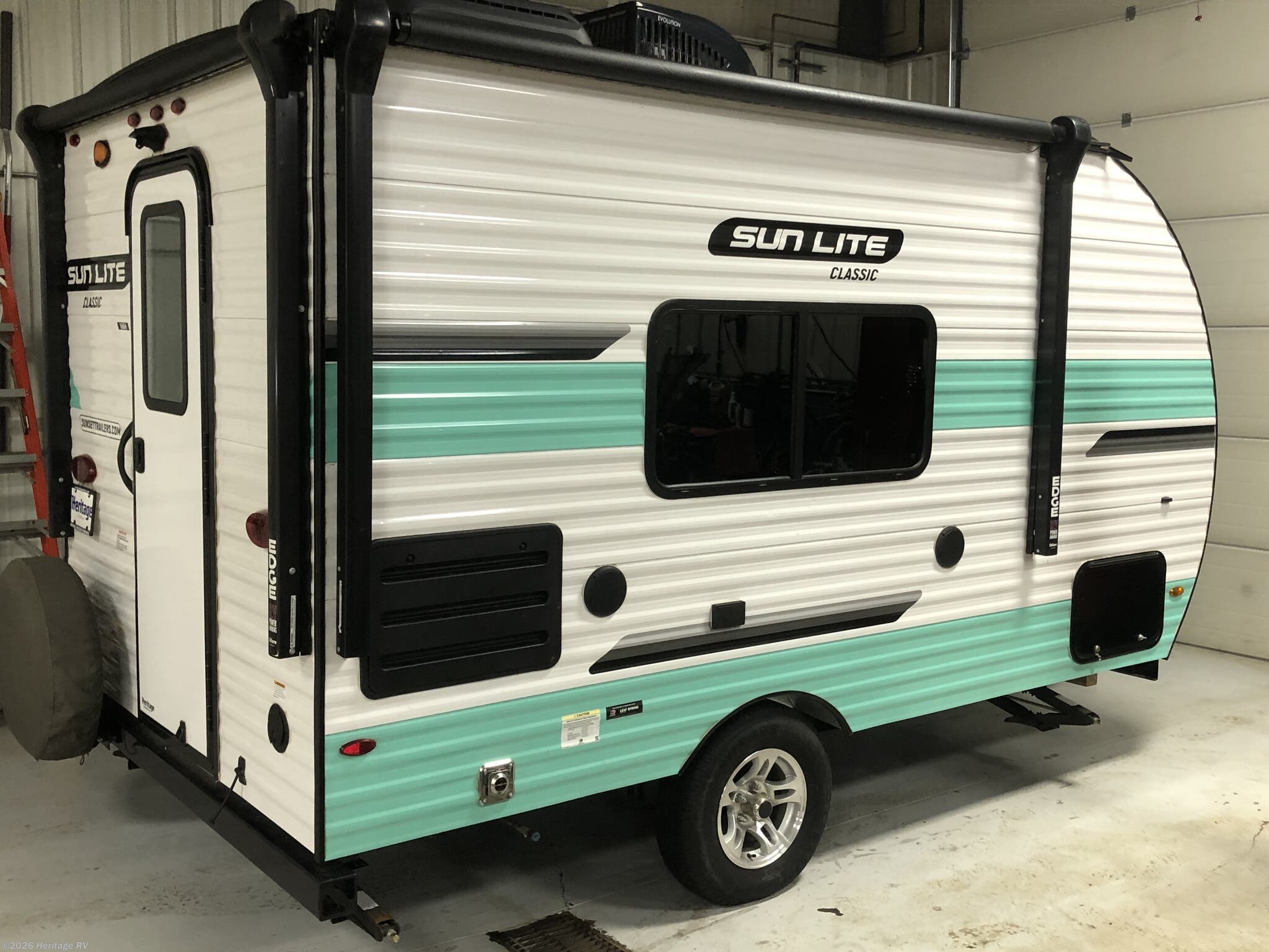 2022 Sunset Park RV Sun Lite M-16BH - Used Travel Trailer For Sale by Heritage RV in Tomahawk, Wisconsin features Batteries, Leveling Jacks, Shower, Air Conditioning, LP Detector