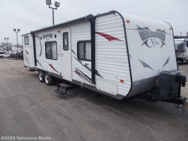 2014 Forest River Wildwood X-Lite 281QBXL - Used Travel Trailer For Sale by House of Camping in Bridgeview, Illinois features Slideout, Water Heater, U-Shaped Dinette, Fireplace, Air Conditioning