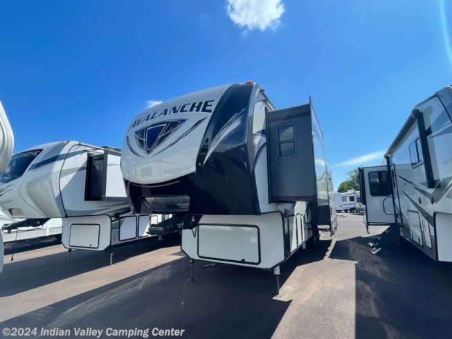 2018 Keystone Avalanche 320RS - Used Fifth Wheel For Sale by Indian Valley Camping Center in Souderton, Pennsylvania