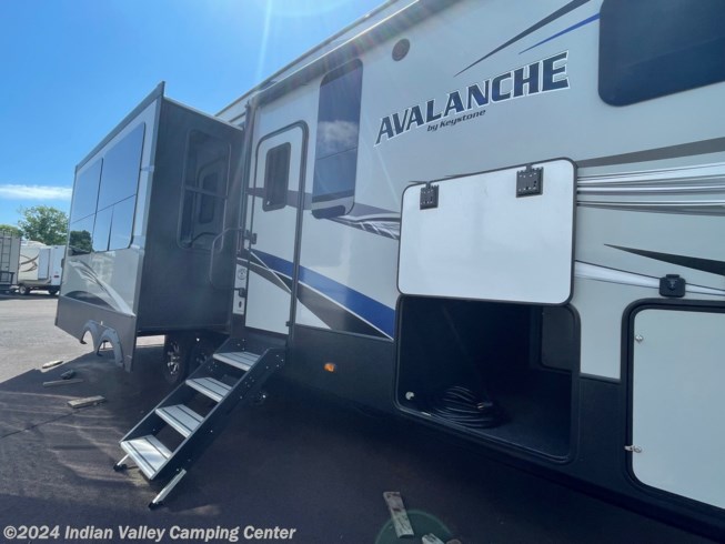 2018 Avalanche 320RS by Keystone from Indian Valley Camping Center in Souderton, Pennsylvania
