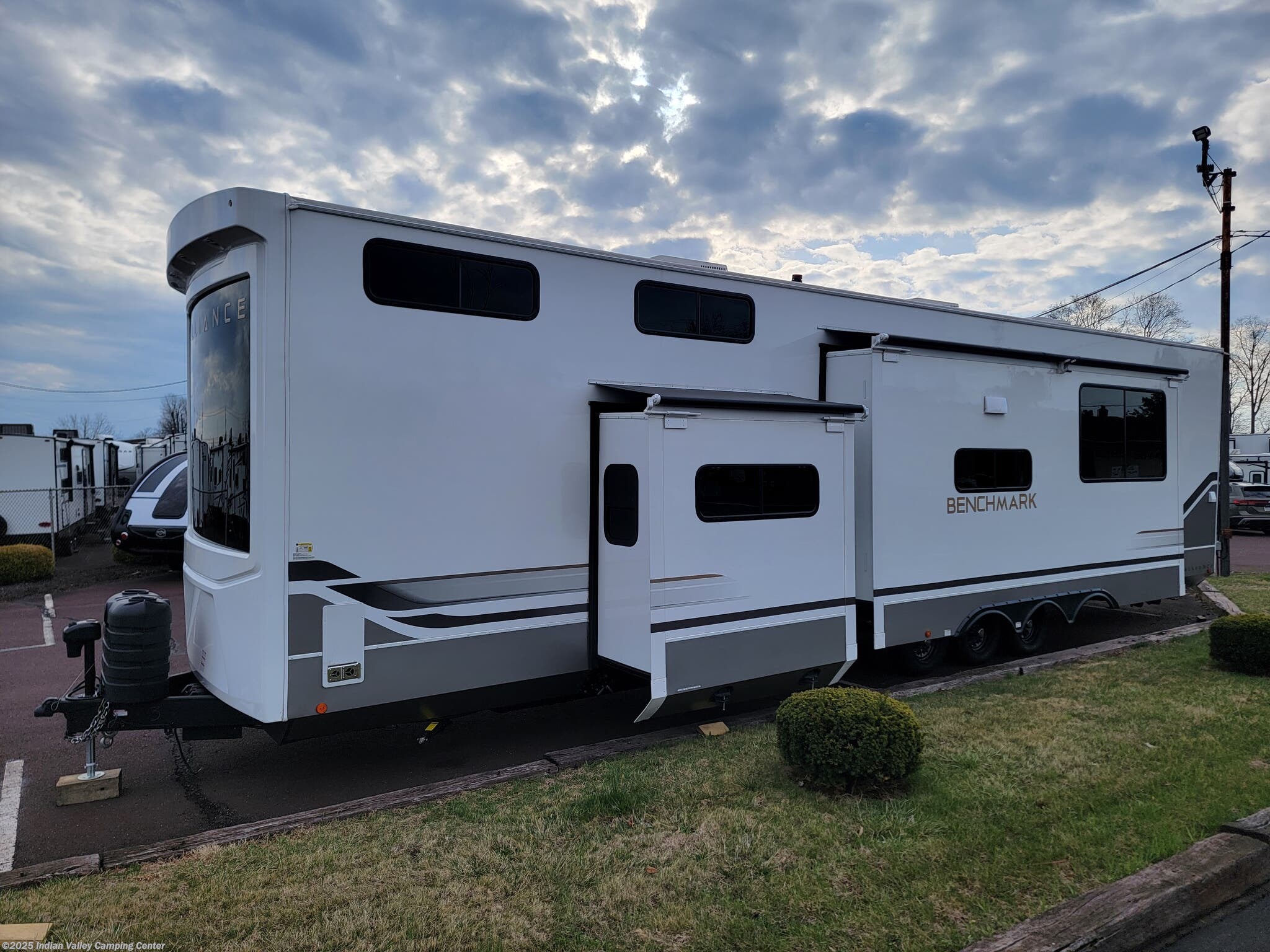 2025 Benchmark 44LFT by Alliance RV from Indian Valley Camping Center in Souderton, Pennsylvania