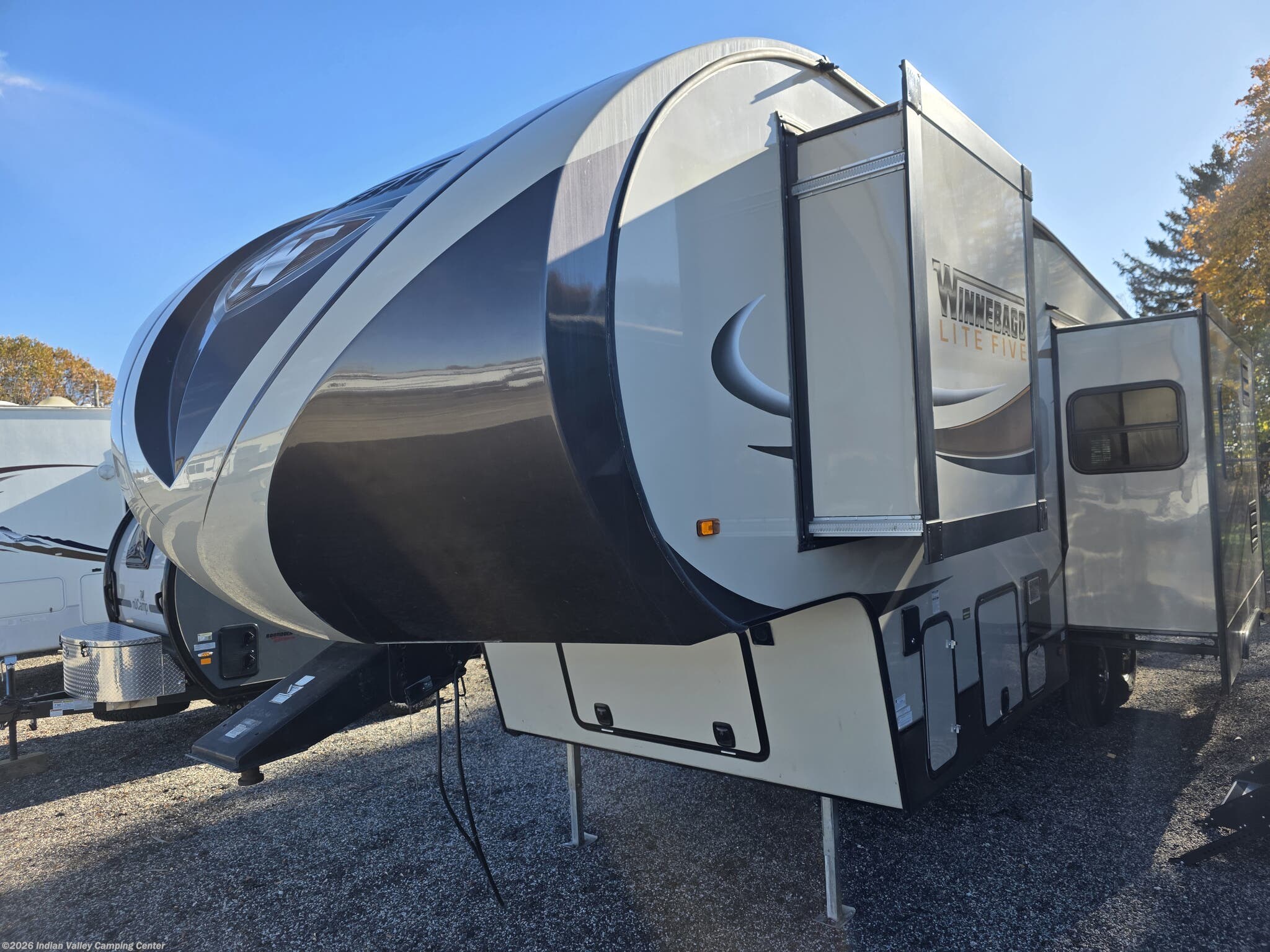 2014 Winnebago Lite Five 26RKS - Used Fifth Wheel For Sale by Indian Valley Camping Center in Souderton, Pennsylvania features Oven, Spare Tire Kit, Converter, Stove, Refrigerator