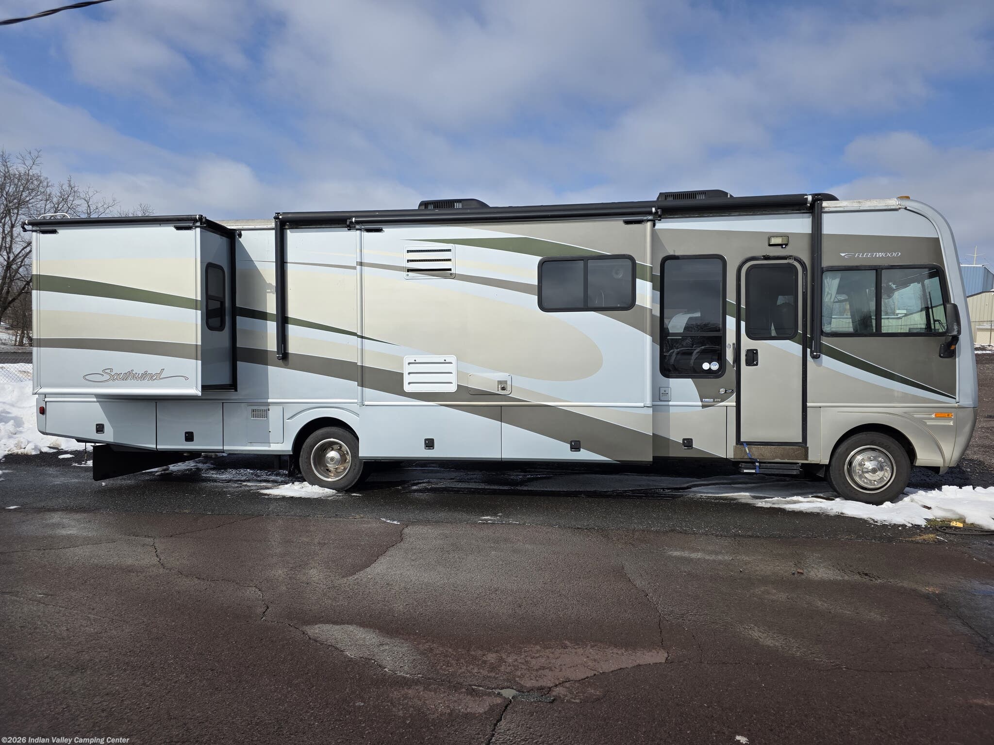 2005 Fleetwood Southwind 37C - Used Class A For Sale by Indian Valley Camping Center in Souderton, Pennsylvania features Converter, Batteries, Ladder, Oven, Auxiliary Battery