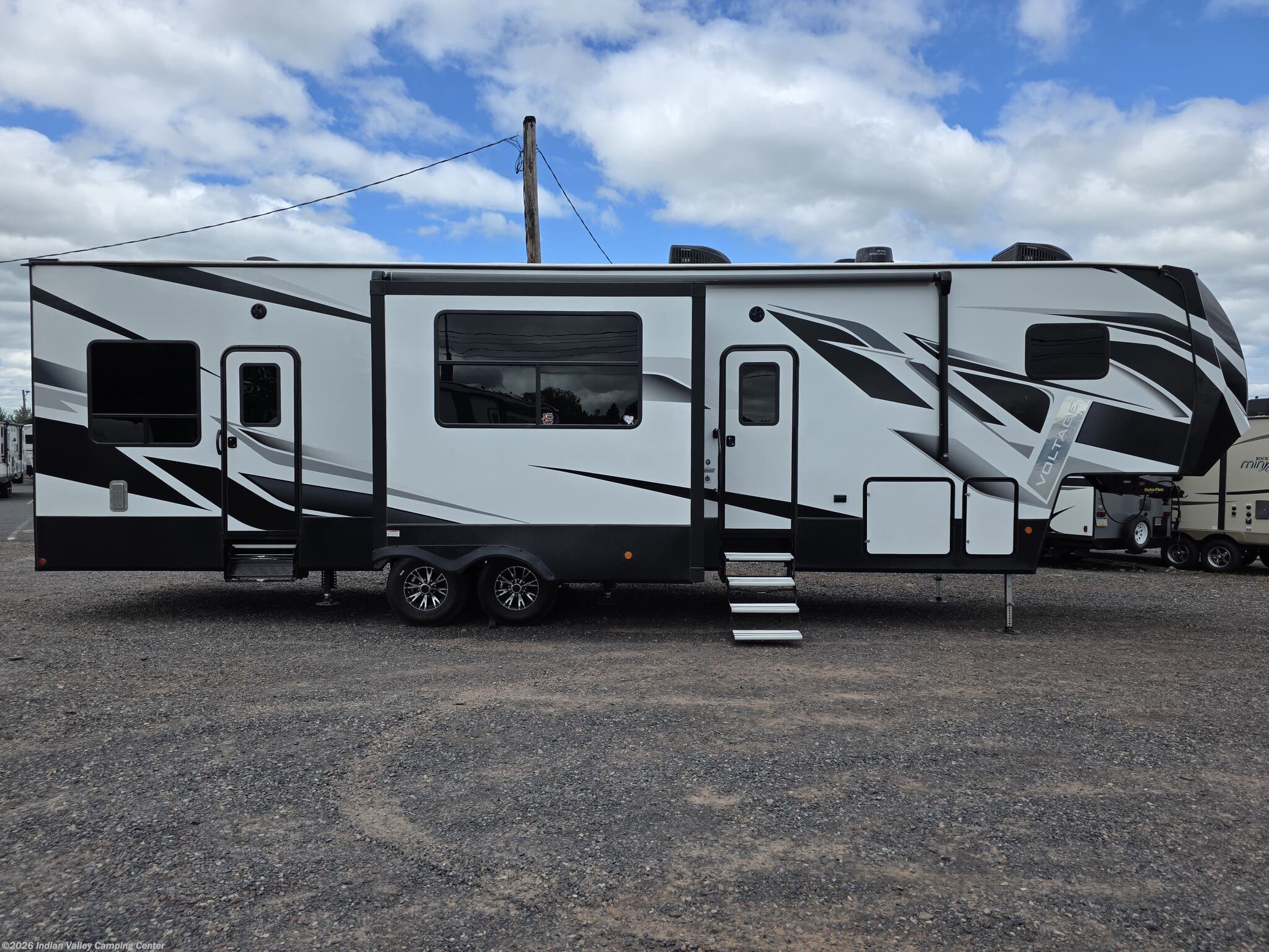 2021 Dutchmen Voltage 3551 - Used Fifth Wheel For Sale by Indian Valley Camping Center in Souderton, Pennsylvania features Stove Top Burner, Slideout, Water Heater, Auxiliary Battery, Stove