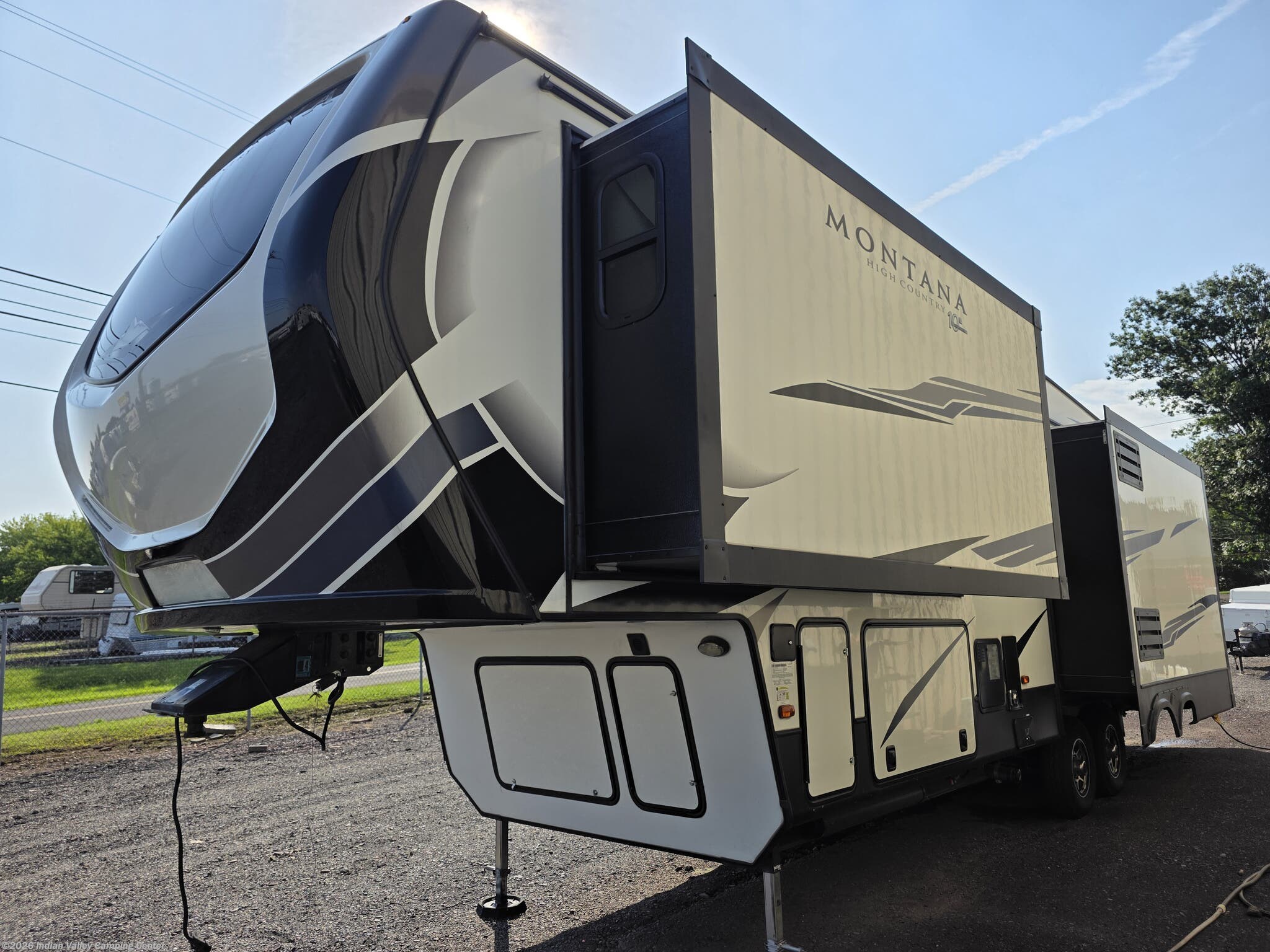 2020 Keystone Montana High Country 294RL - Used Fifth Wheel For Sale by Indian Valley Camping Center in Souderton, Pennsylvania features Microwave, Stove, Oven, Water Heater, Furnace