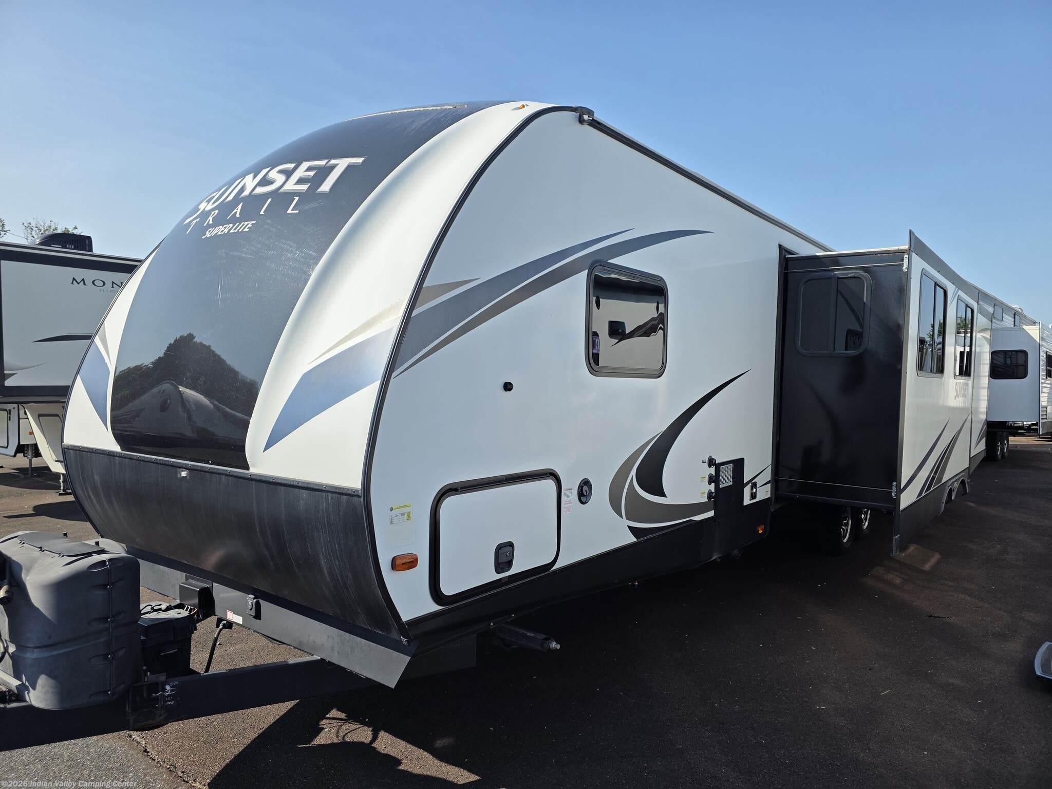 2018 CrossRoads Sunset Trail Super Lite SS-331BH - Used Travel Trailer For Sale by Indian Valley Camping Center in Souderton, Pennsylvania features Solid Surface Countertops, Backup Camera, Skylight, Water Heater, Oven