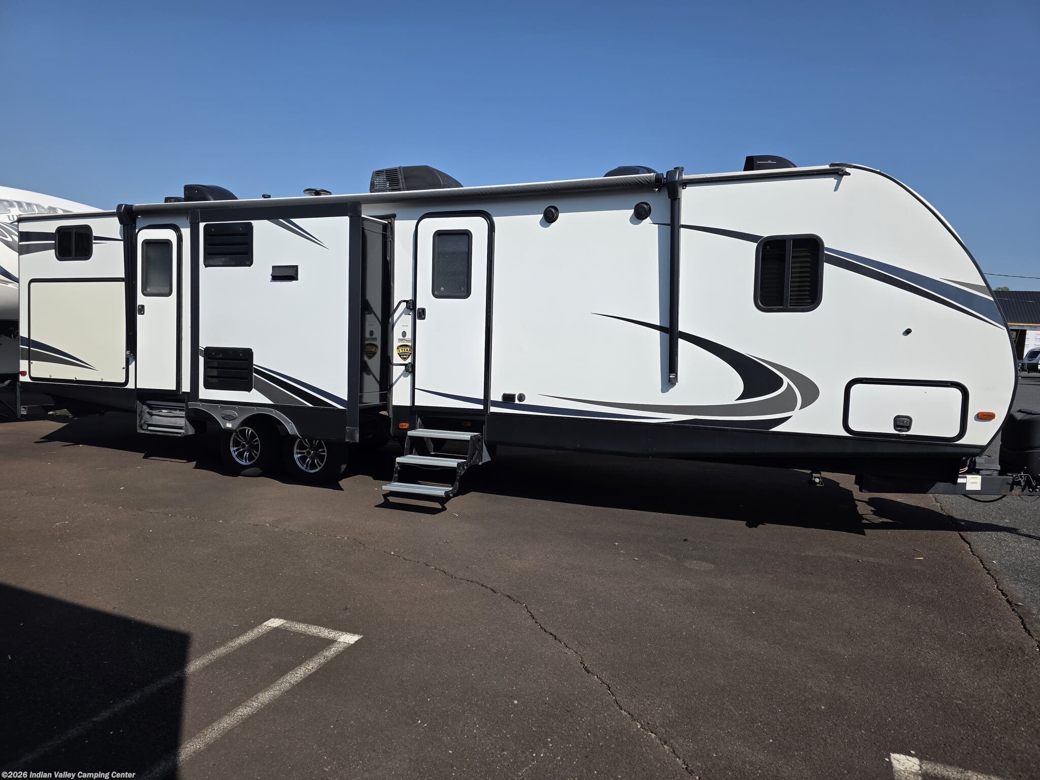 2018 Sunset Trail Super Lite SS-331BH by CrossRoads from Indian Valley Camping Center in Souderton, Pennsylvania