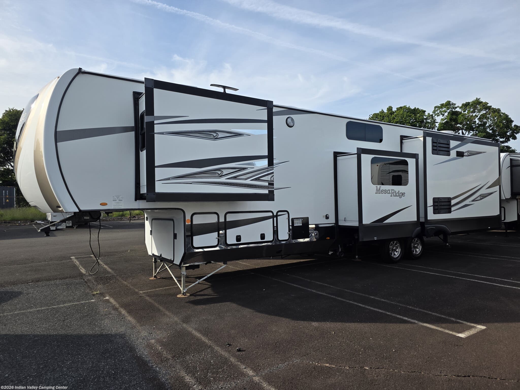 2019 Highland Ridge Mesa Ridge MF371MBH - Used Fifth Wheel for sale by Indian Valley Camping Center in Souderton, Pennsylvania