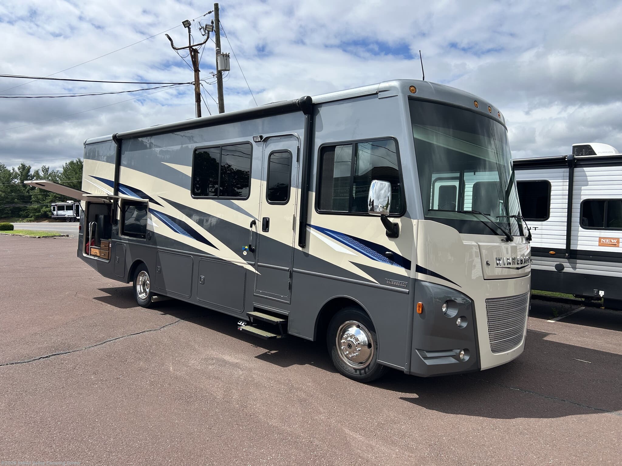 2020 Winnebago Vista 29VE - Used Class A For Sale by Indian Valley Camping Center in Souderton, Pennsylvania features Refrigerator, Leveling Jacks, Auxiliary Battery, Stove Top Burner, Generator