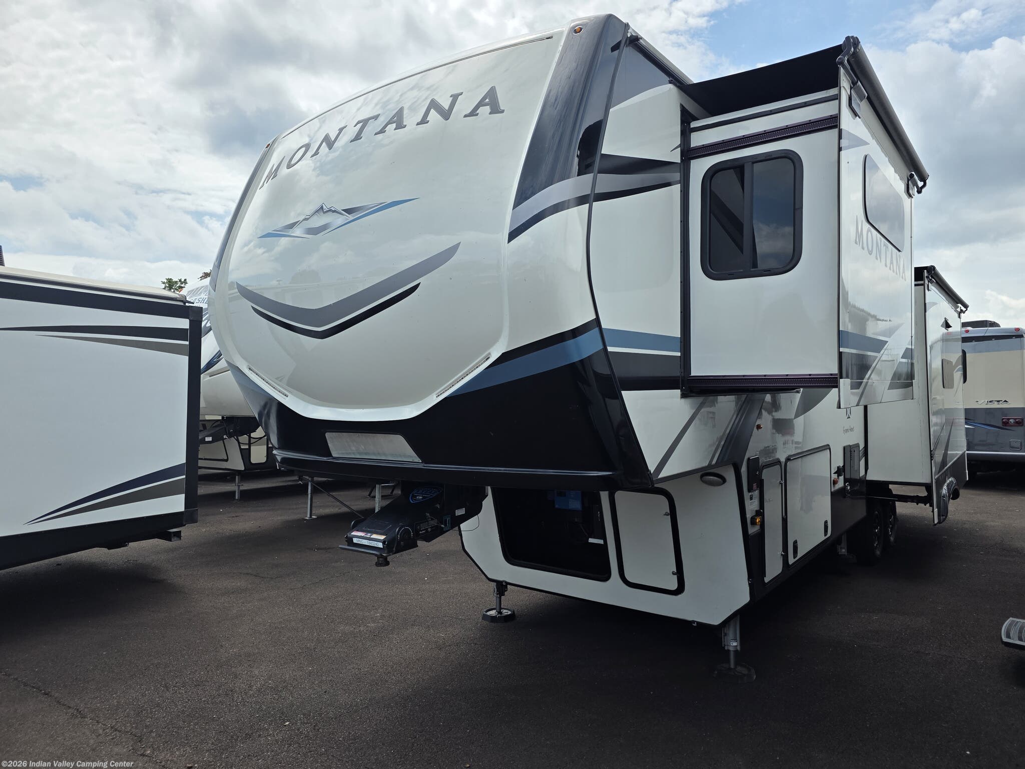 2021 Keystone Montana 3121RL - New Fifth Wheel For Sale by Indian Valley Camping Center in Souderton, Pennsylvania features Dinette, Fireplace, Theater Seating, Refrigerator, 50 Amp Service