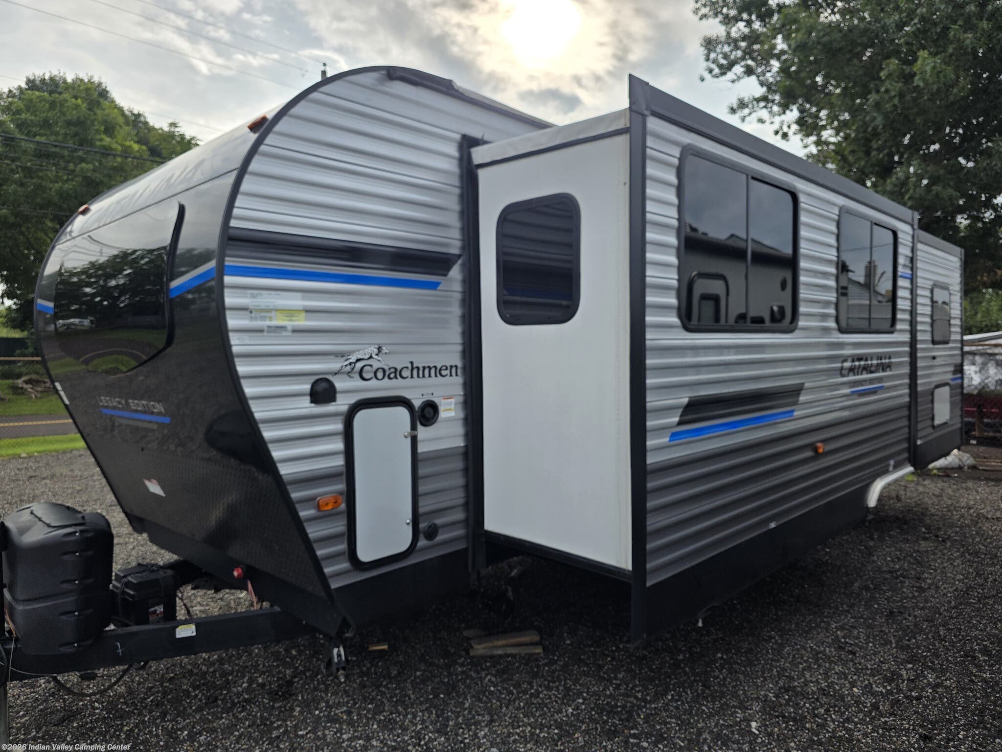 2023 Coachmen Catalina Legacy Edition 263FKDS - Used Travel Trailer For Sale by Indian Valley Camping Center in Souderton, Pennsylvania features Converter, Oven, Outside Kitchen, Dinette, TV