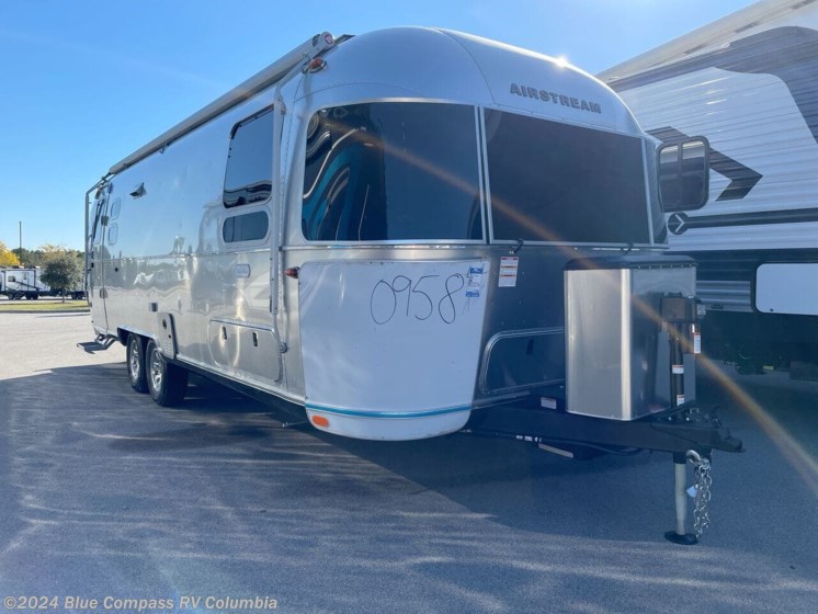 New 2024 Airstream Flying Cloud 27FB Twin available in Lexington, South Carolina