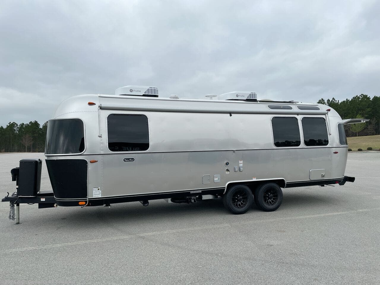 New 2025 Airstream Flying Cloud 27FB available in Lexington, South Carolina