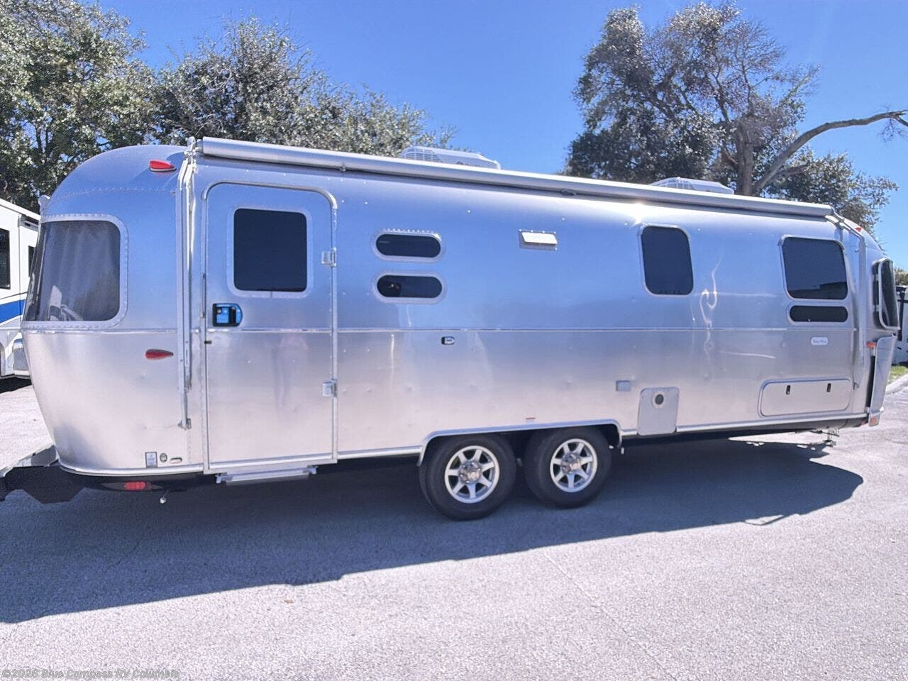 2027 Flying Cloud 27FB Twin by Airstream from Blue Compass RV Columbia in Lexington, South Carolina
