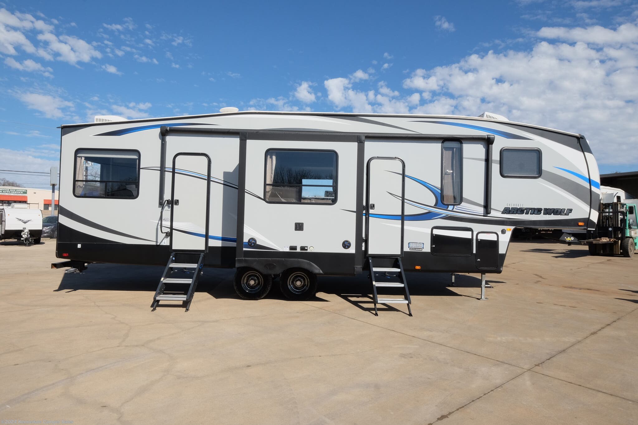 2018 Forest River Cherokee Arctic Wolf 305ml6