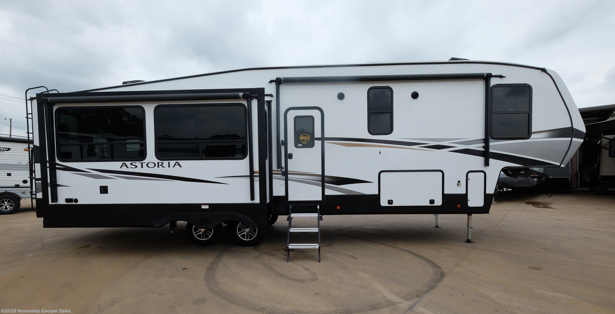 2022 Dutchmen Astoria Platinum 3173RLP RV for Sale in Kennedale, TX