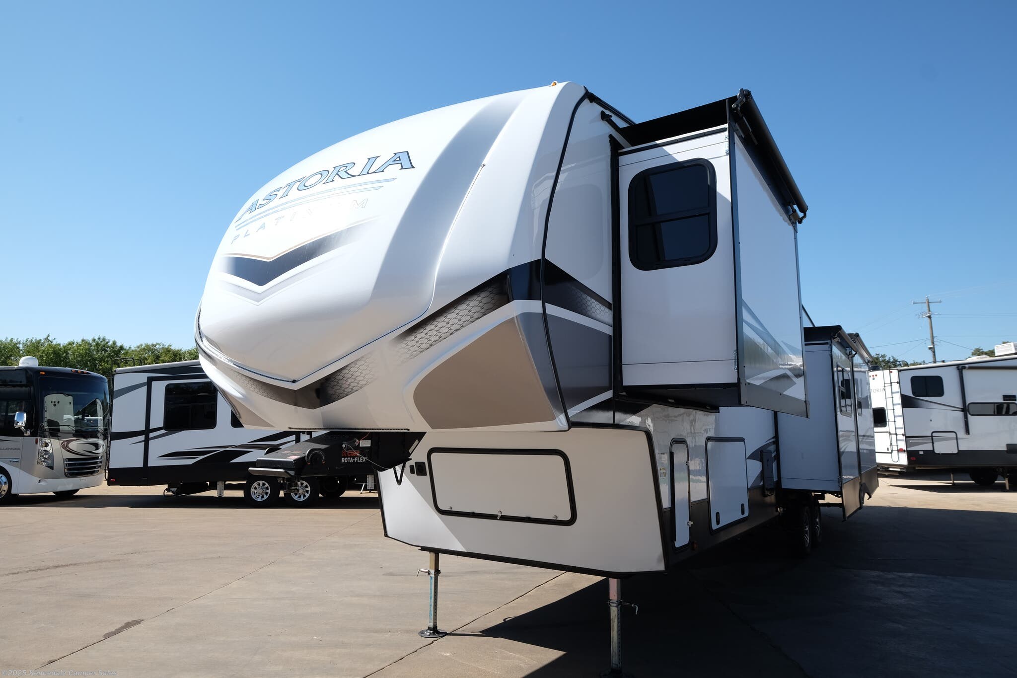 2023 Dutchmen Astoria Platinum 3553MBP RV for Sale in Kennedale, TX