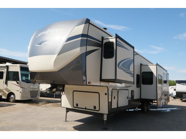 2021 Forest River Sandpiper 384QBOK - Used Fifth Wheel For Sale by Kennedale Camper Sales in Kennedale, Texas