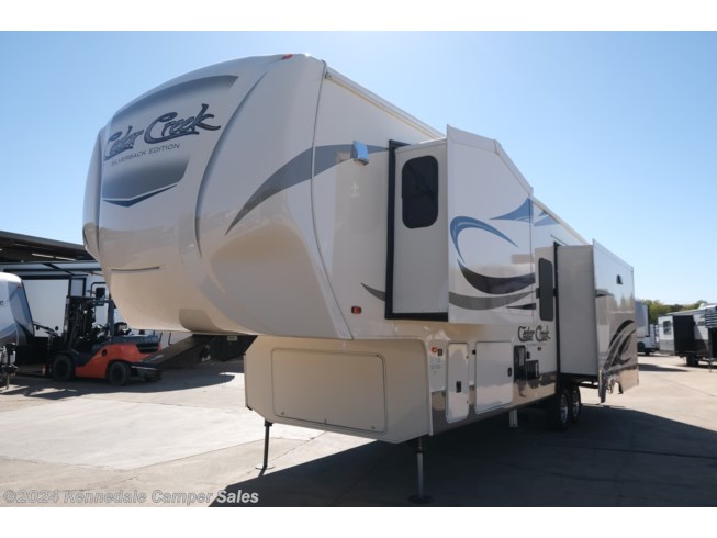2017 Forest River Cedar Creek Silverback 33RK - Used Fifth Wheel For Sale by Kennedale Camper Sales in Kennedale, Texas