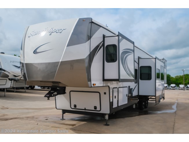 2023 Forest River Sandpiper 388BHRD - Used Fifth Wheel For Sale by Kennedale Camper Sales in Kennedale, Texas