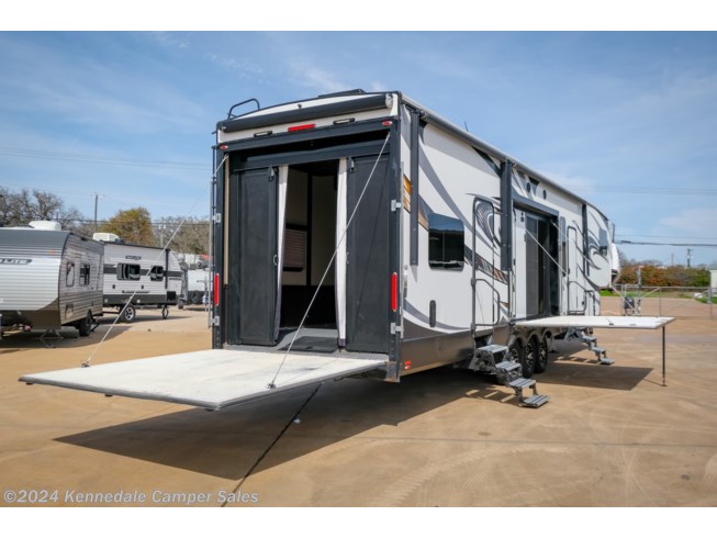2017 Forest River XLR Thunderbolt 420AMP - Used Fifth Wheel For Sale by Kennedale Camper Sales in Kennedale, Texas