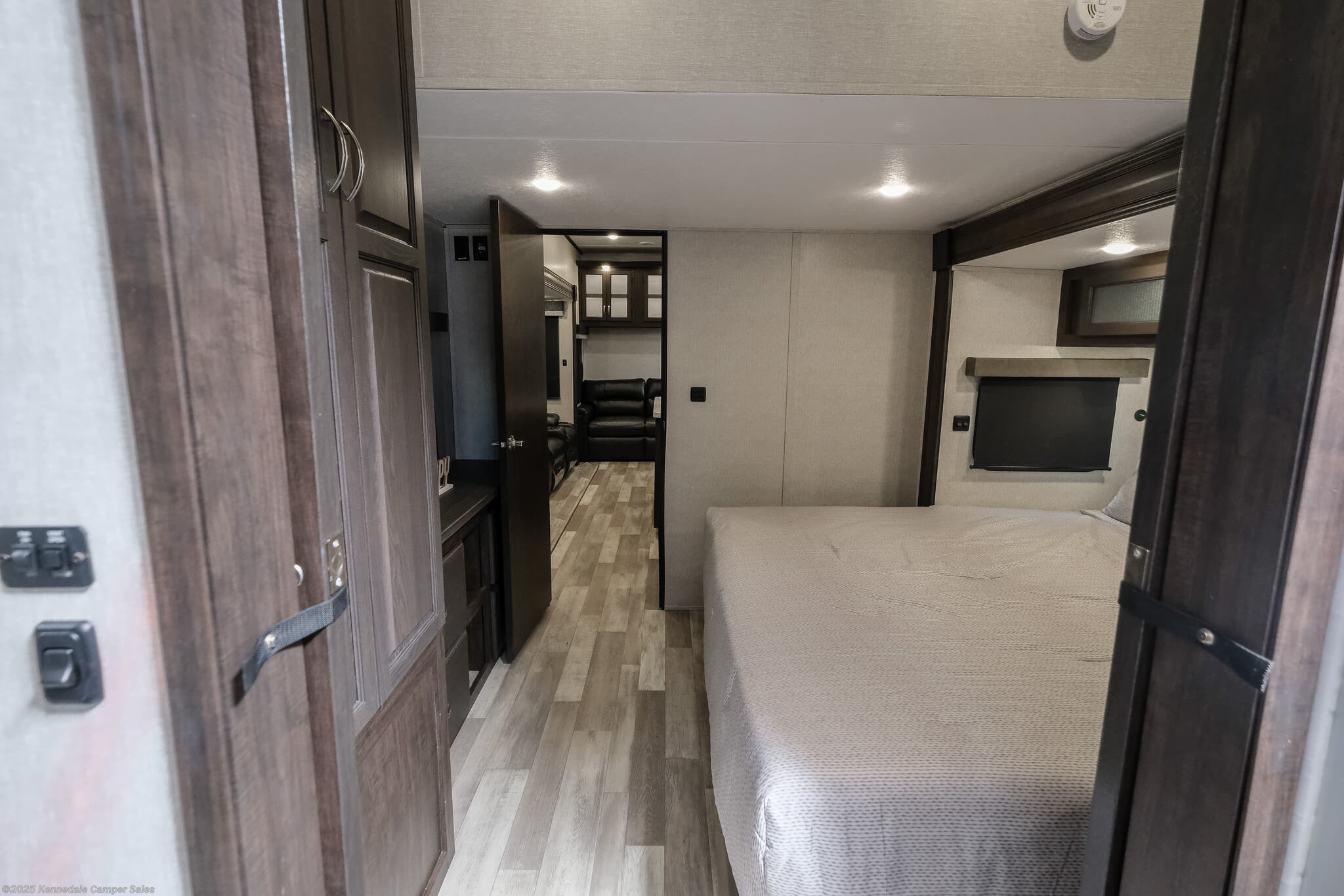 2023 Shasta Phoenix 370BAF