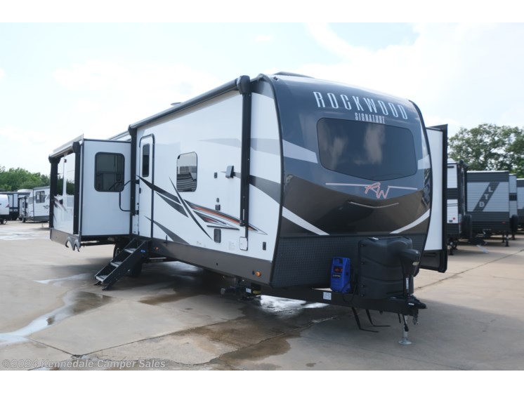 Used 2021 Forest River Rockwood Signature Ultra Lite 8337RL available in Kennedale, Texas