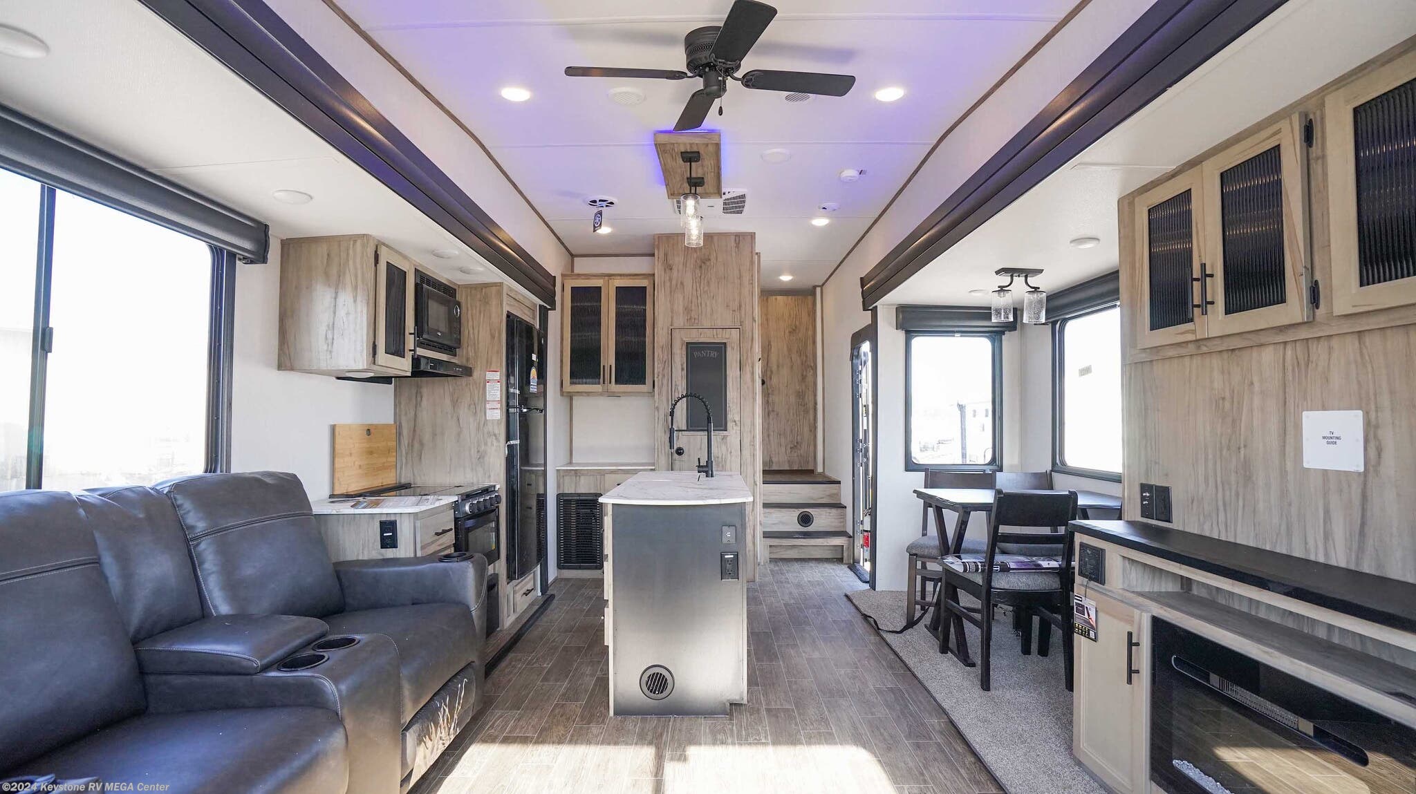 2022 Forest River Arctic Wolf 3550 SUITE RV for Sale in Greencastle, PA