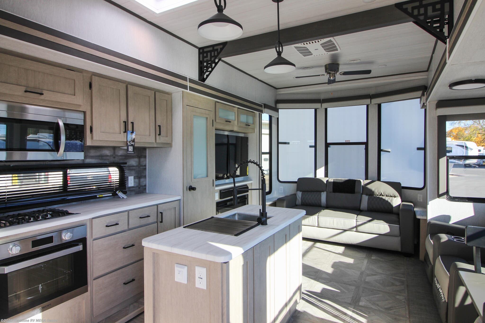 2023 Forest River Salem Grand Villa 42FLDL RV for Sale in Greencastle