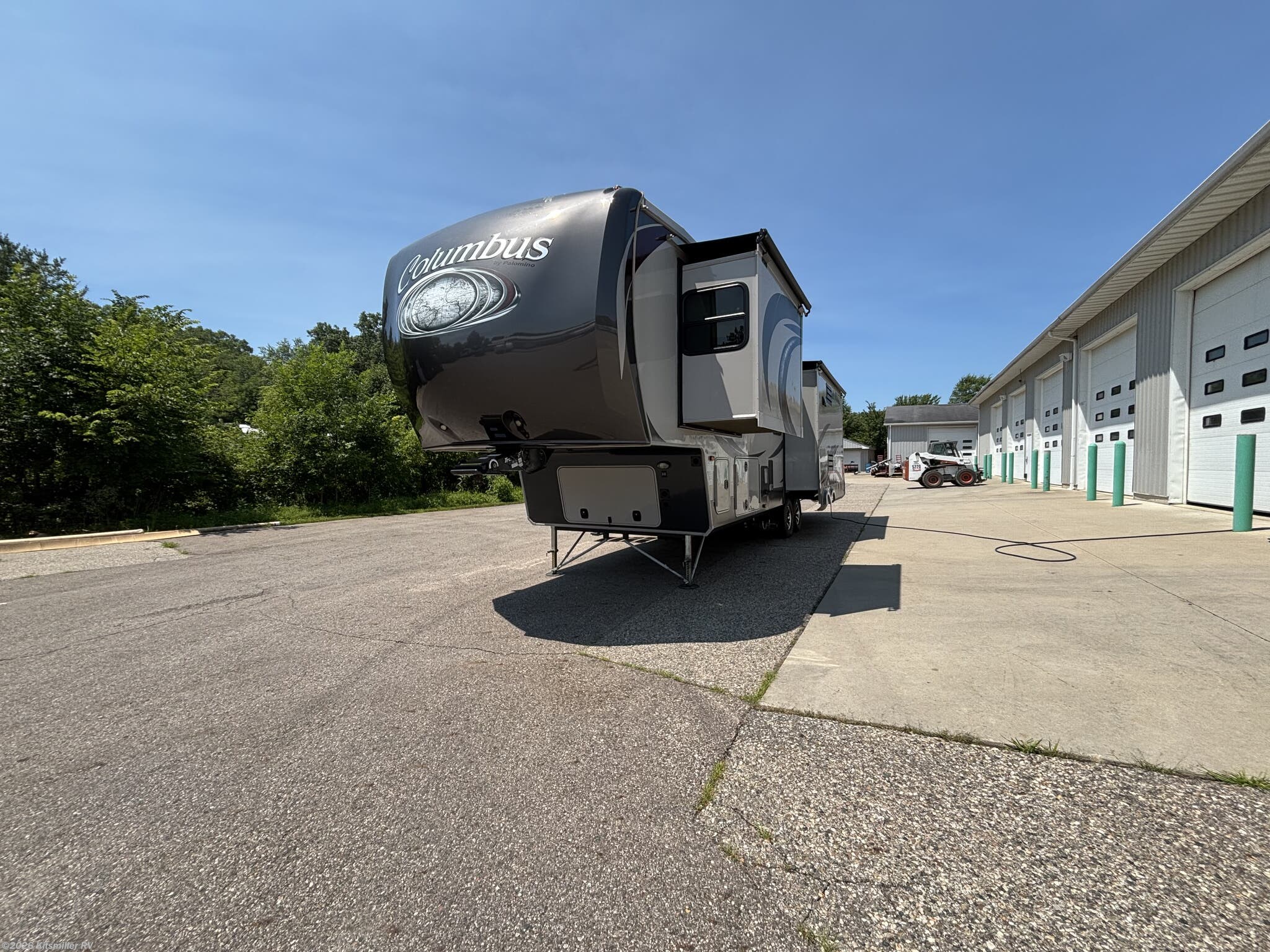 2015 Palomino Columbus 320RS - New Fifth Wheel For Sale by Kitsmiller RV in Mason, Michigan features Microwave, Oven, Stereo System, Leveling Jacks, Water Heater
