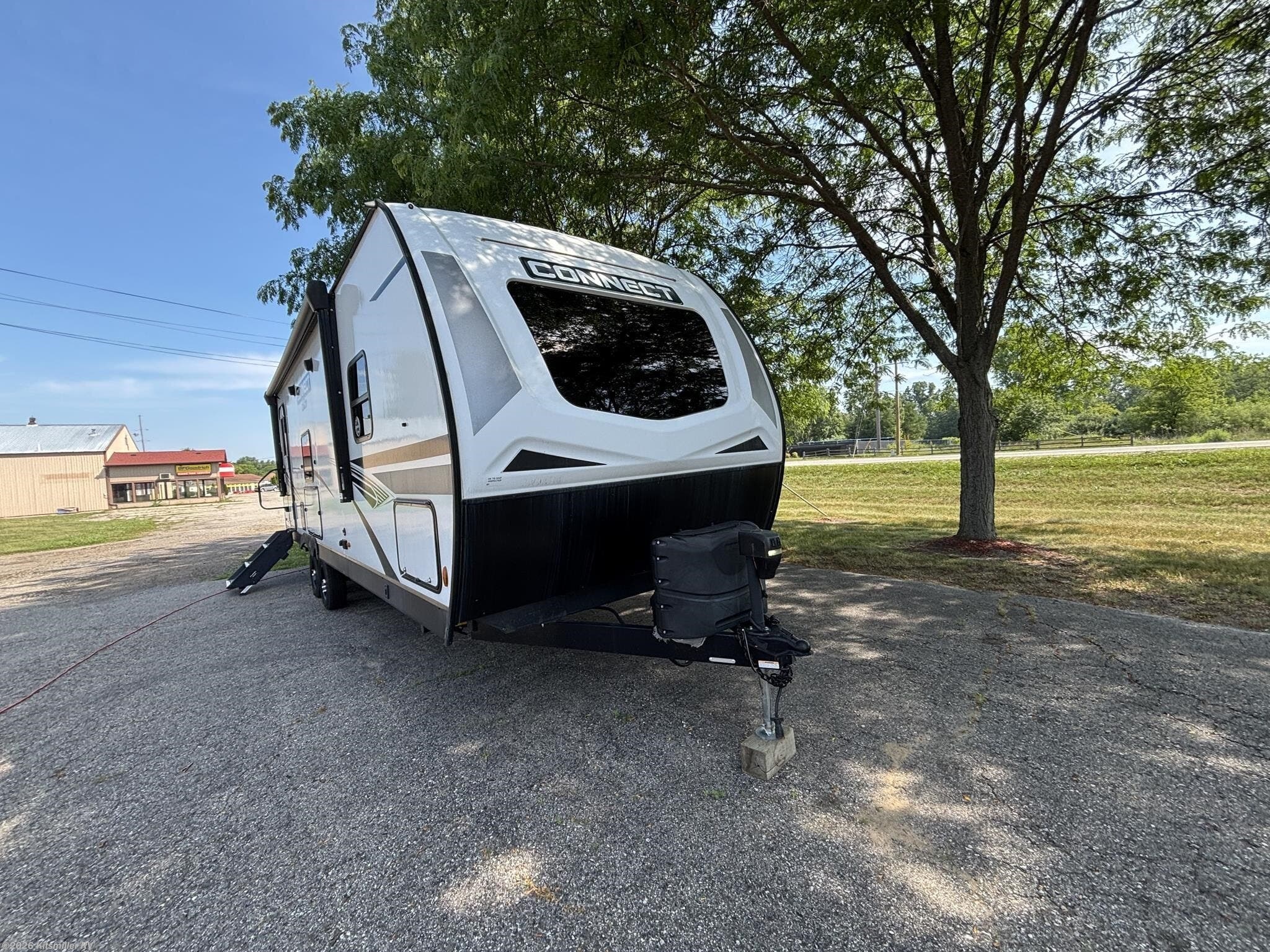 2022 K-Z Connect C261RKK - Used Travel Trailer For Sale by Kitsmiller RV in Mason, Michigan features Slideout, Water Heater, Oven, Backup Camera, Stabilizer Jacks