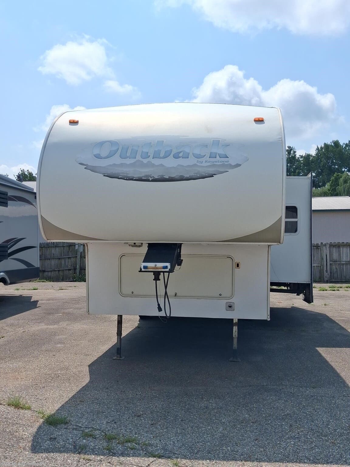 2004 Keystone Outback Sydney Edition 28FRLS - New Fifth Wheel For Sale by Kitsmiller RV in Mason, Michigan features Microwave, Slideout, Shower, Oven, Skylight