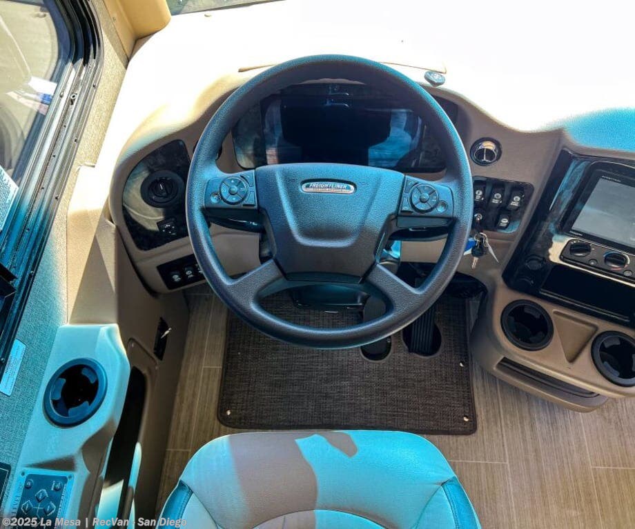 2021 Palazzo 33.2 by Thor Motor Coach from La Mesa | RecVan - San Diego in San Diego, California