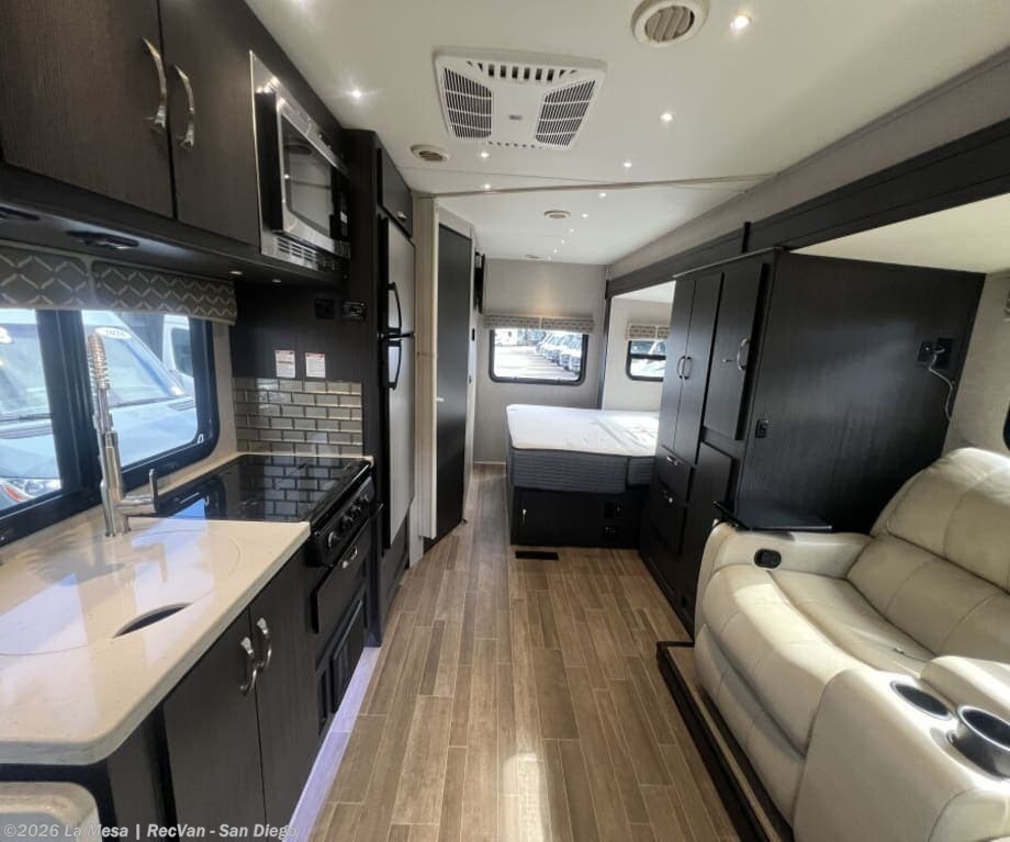 Used 2020 Dynamax Corp ISATA 3 24FWM available in San Diego, California