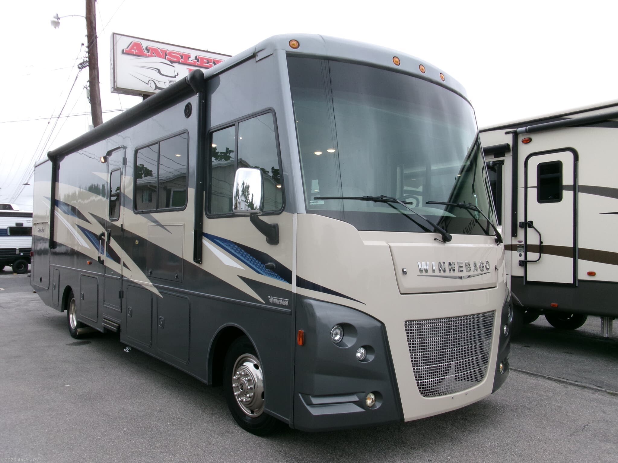 2022 Winnebago Sunstar 31B