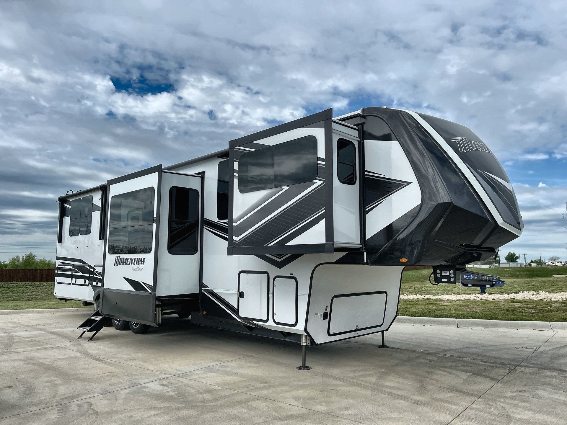 2022 Grand Design Momentum 376THSR RV for Sale in Fort Worth, TX 76140