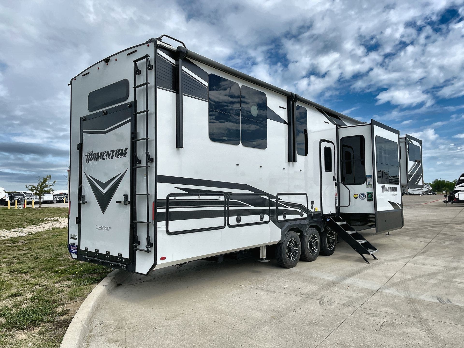 2022 Grand Design Momentum 376THS-R RV for Sale in Fort Worth, TX 76140 ...