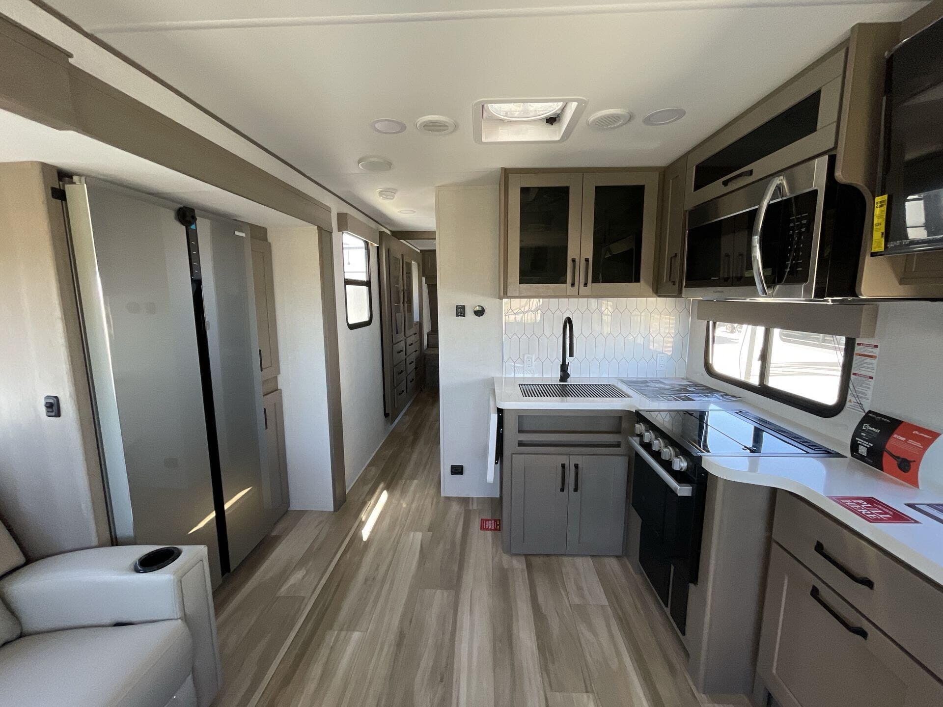 2025 Grand Design Recreational Reflection Narrow Body photo 2