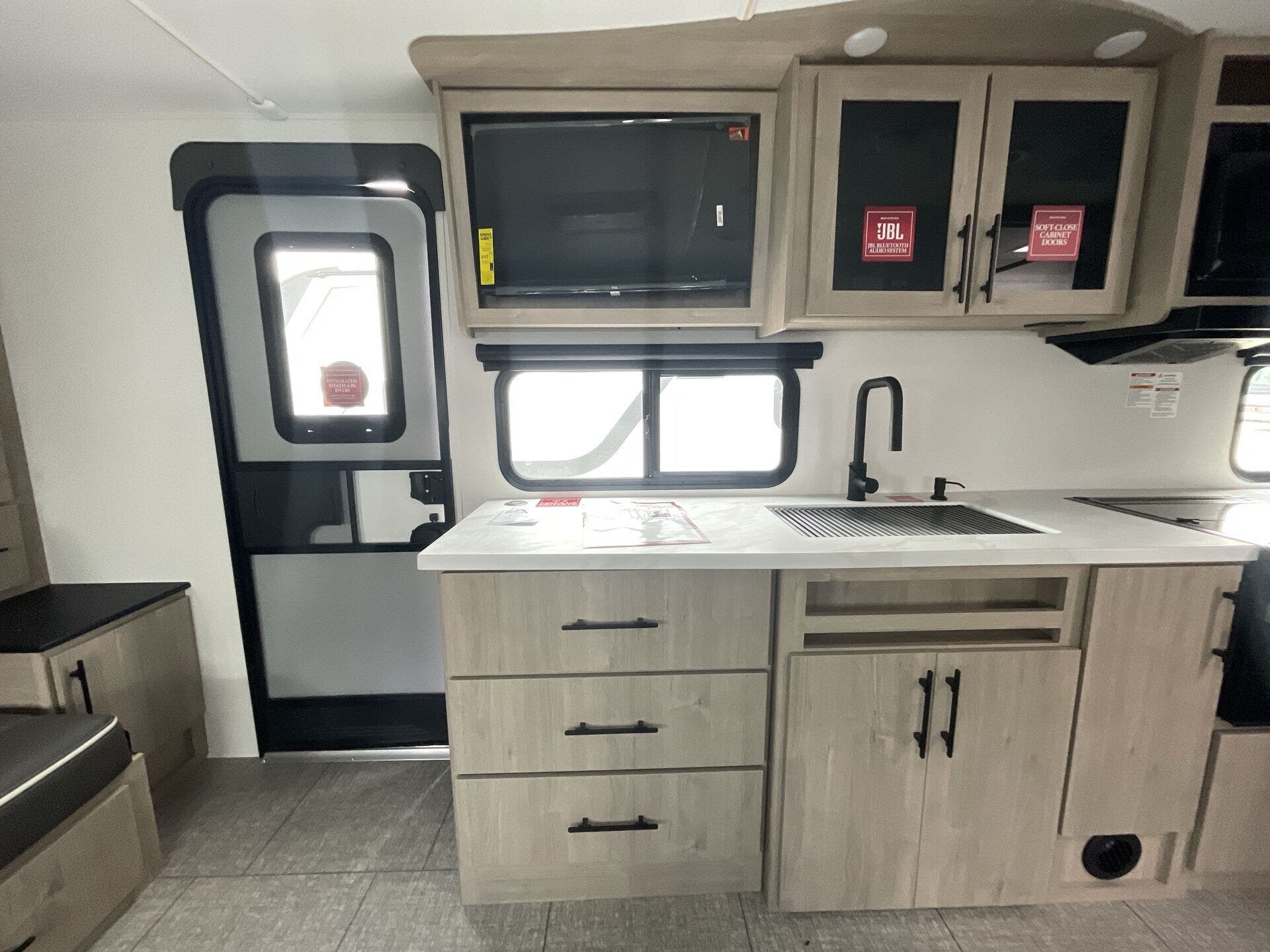 2025 Grand Design Recreational Imagine Narrow Body photo 9