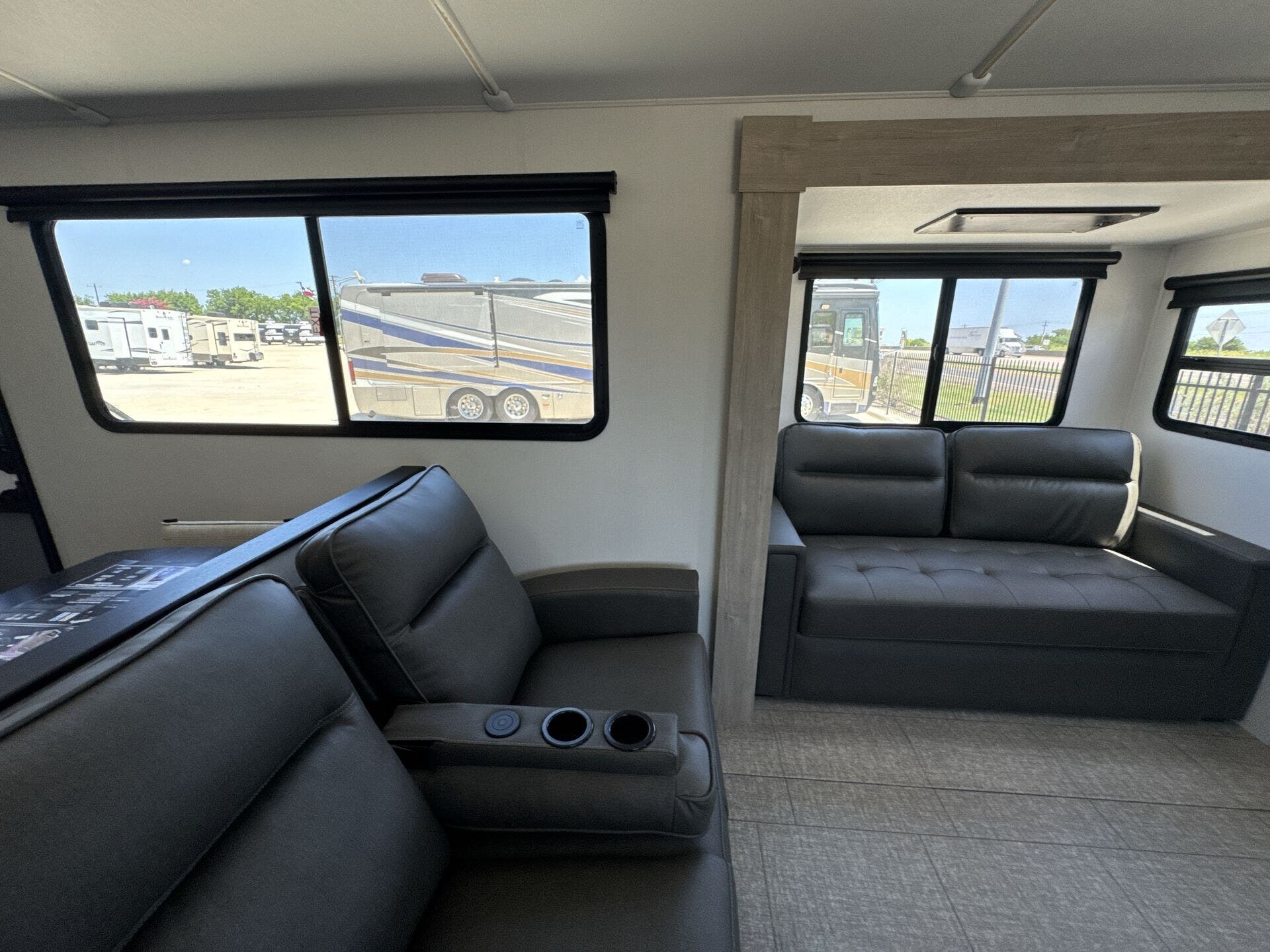 2025 Grand Design Recreational Imagine Narrow Body photo 2