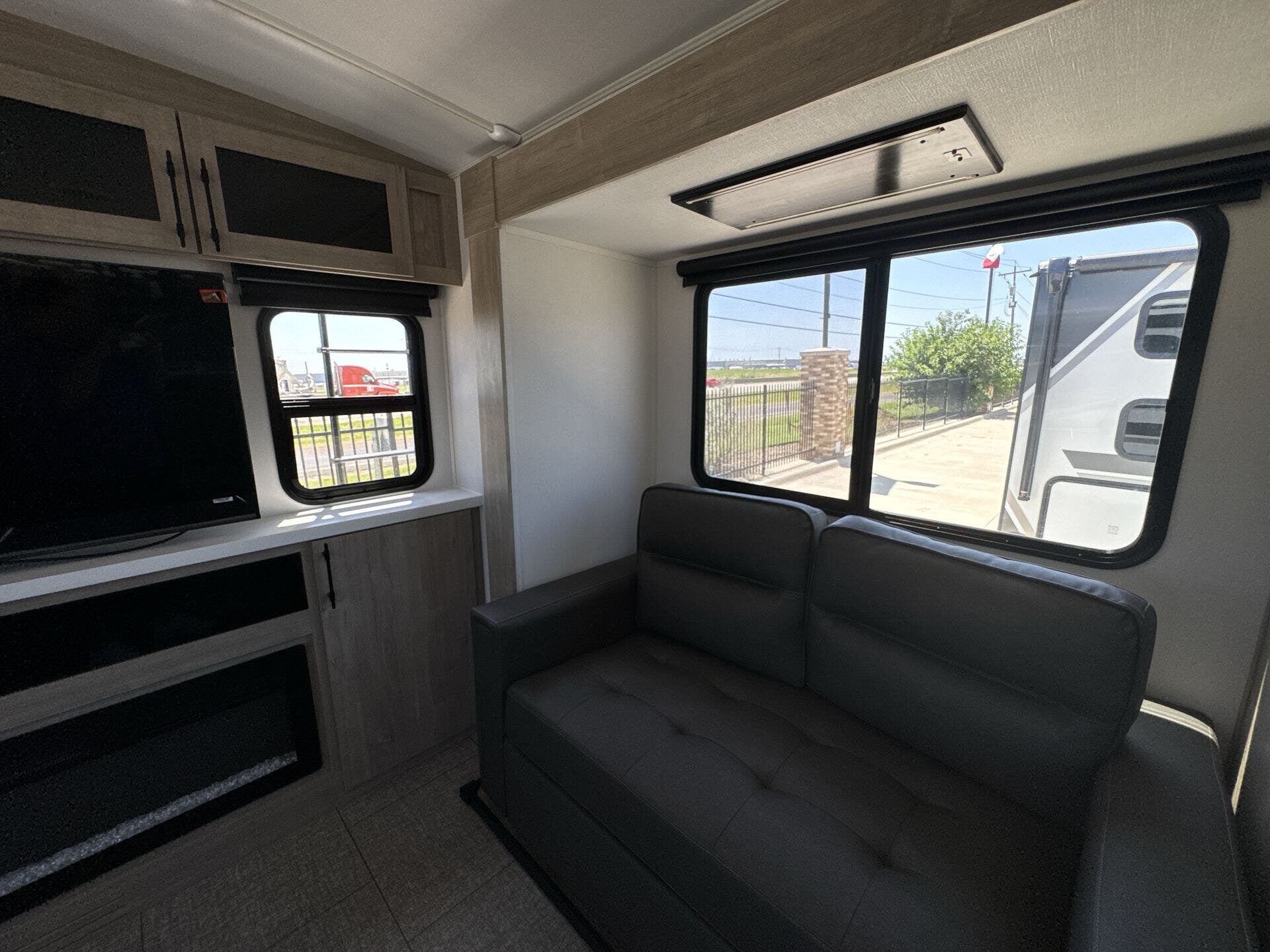 2025 Grand Design Recreational Imagine Narrow Body photo 4