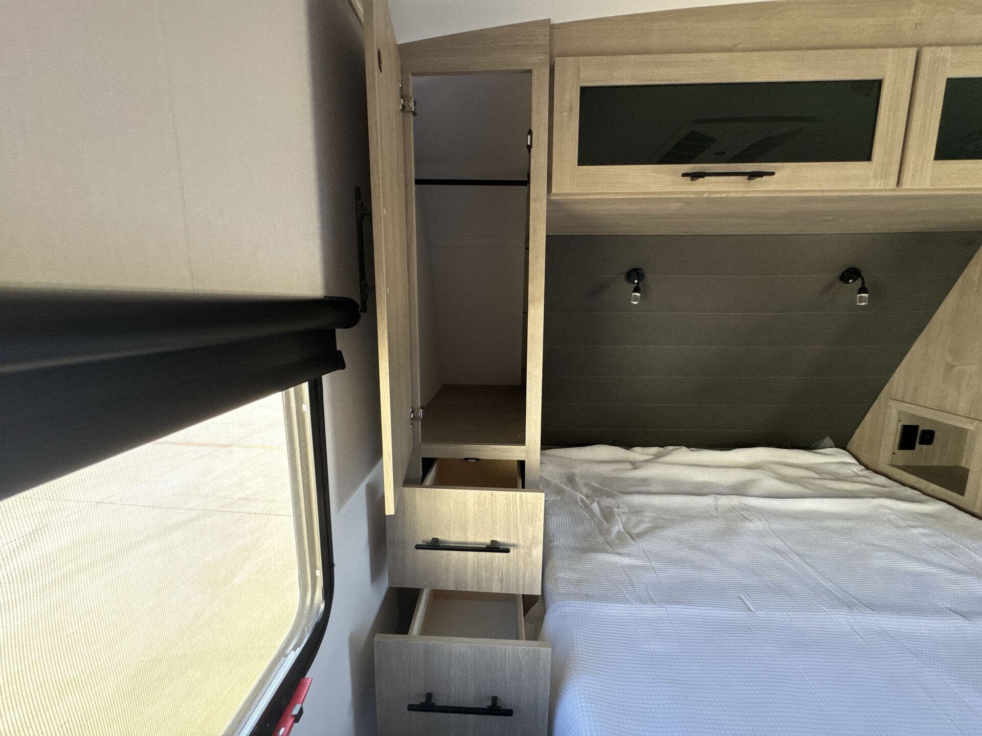 2025 Grand Design Recreational Imagine Narrow Body photo 17