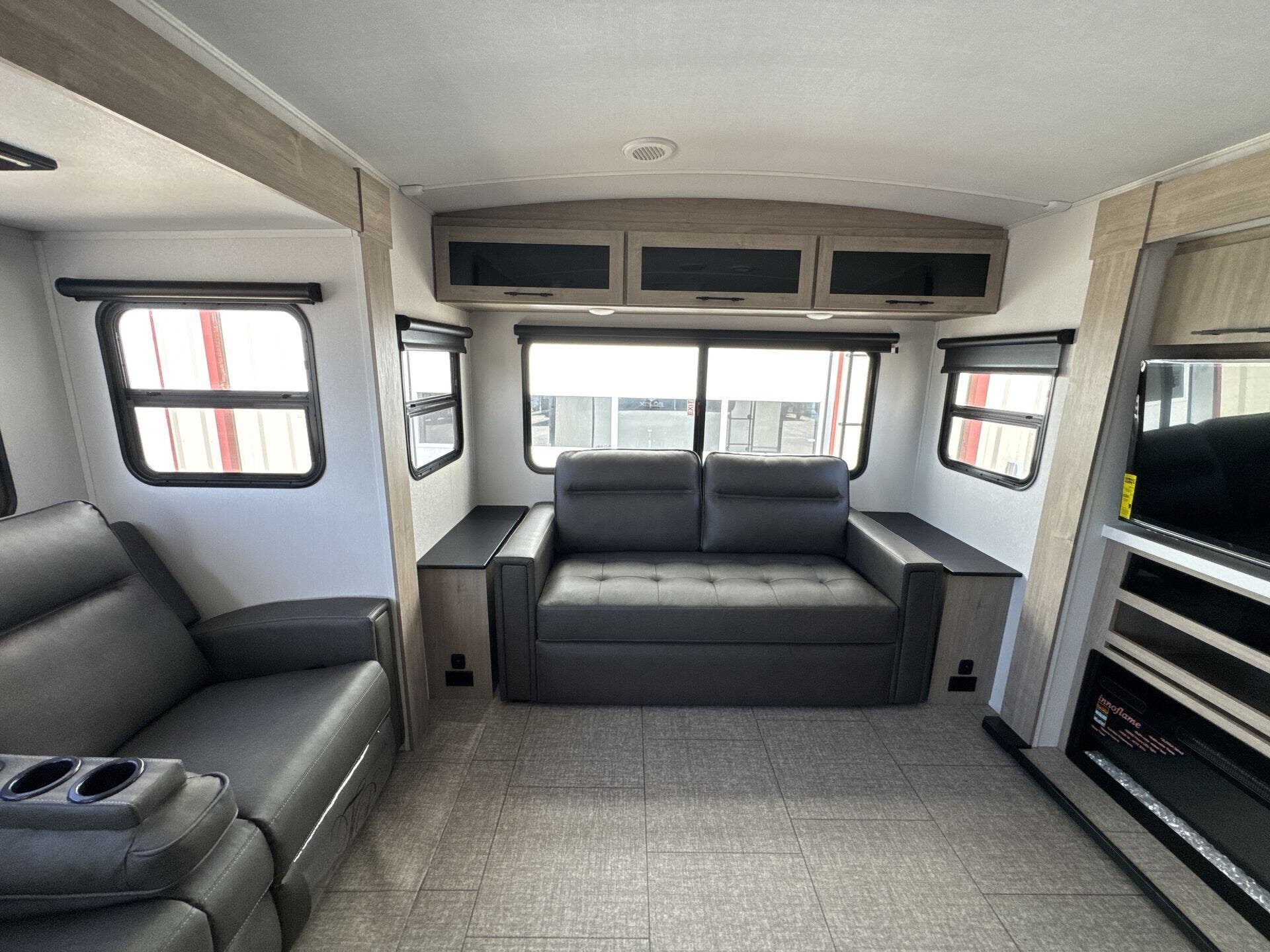 2025 Grand Design Recreational Imagine Narrow Body photo 2